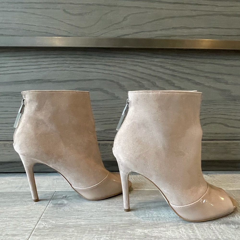 Guess nude heel with peep toe